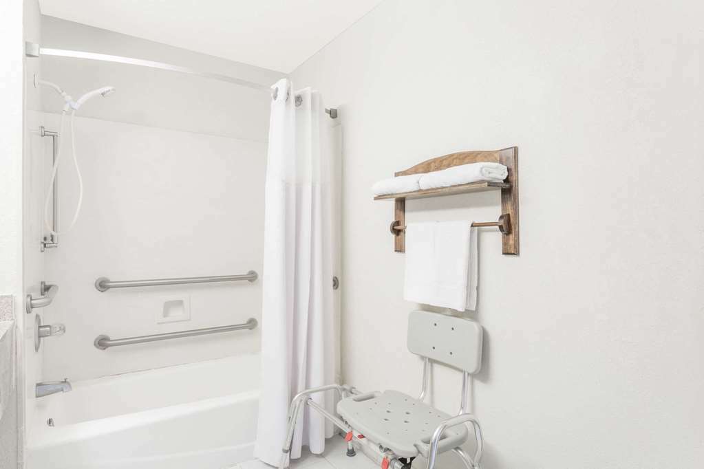 Brentwood Inn & Suites Suffolk Room photo